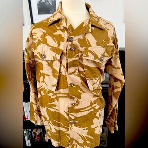 Irish Guards Tropical Combat Jacket w/Patches. Medium Size. Excellent Condition.